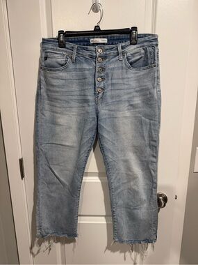 Kancan Light Wash Women's Button-Fly Cropped Jeans size 15/31